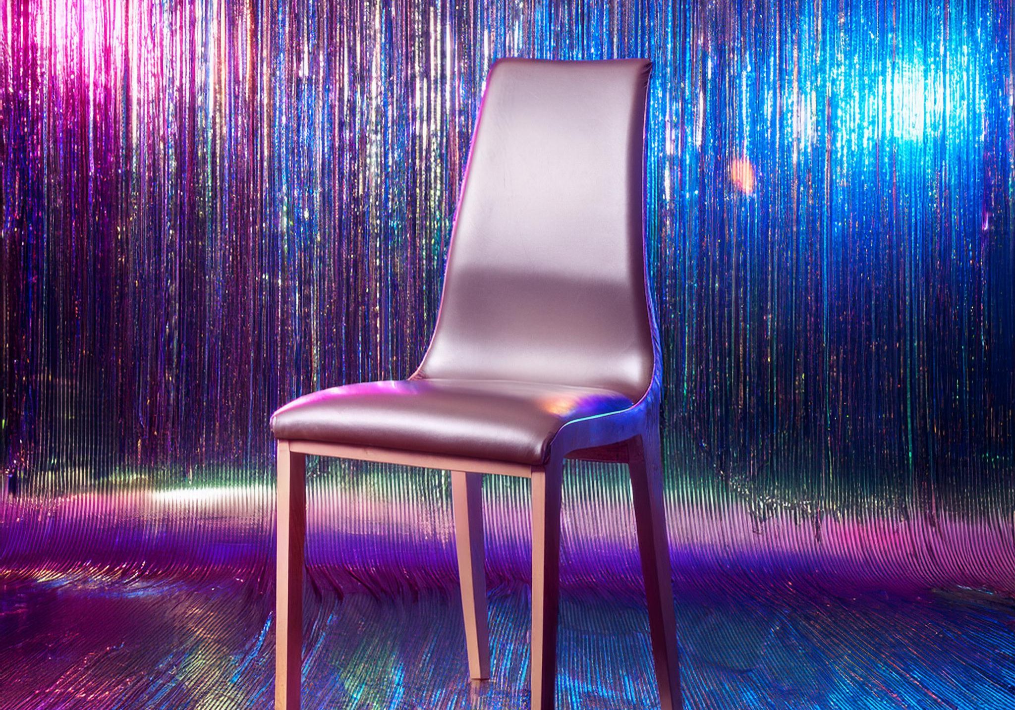 SILLA DE FIESTA AISLADA EN FONDO TORNASOL 22528